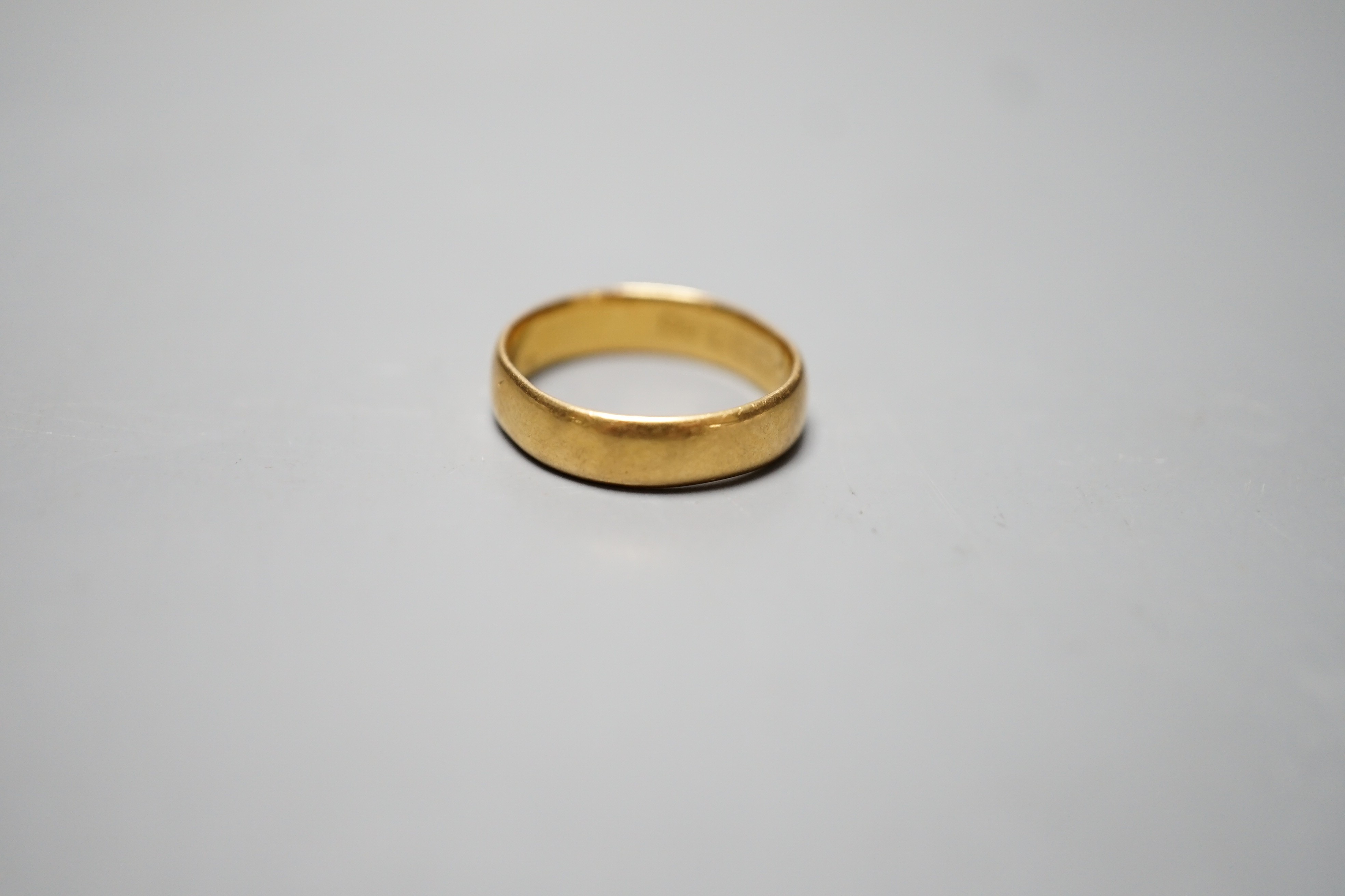 A George V 22ct gold wedding band, London, 1911, size L, 4.7 grams.